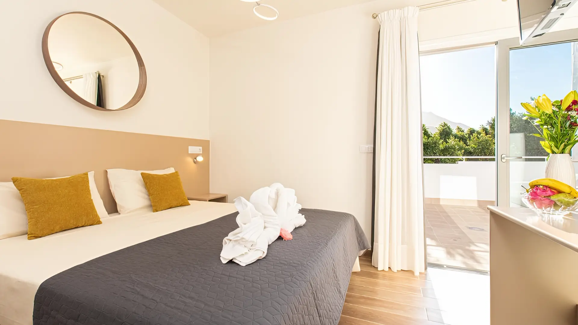 Suncanarias Hotel Adeje Plaza Junior Suite con cama grande